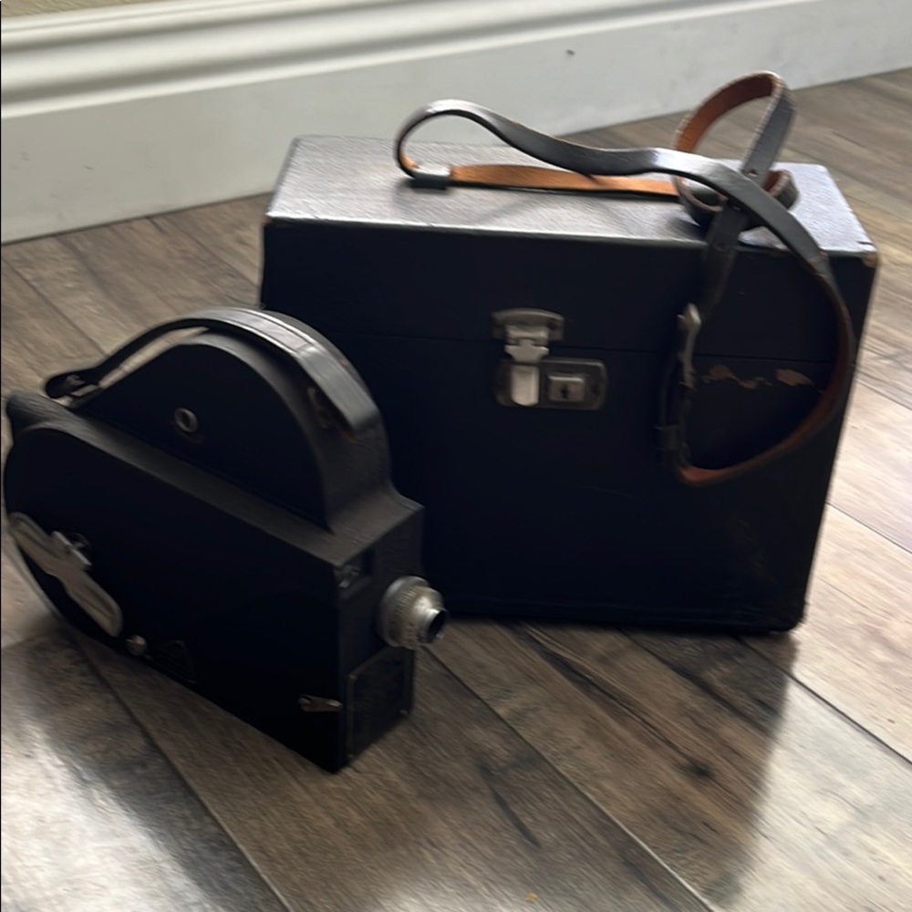 Vintage Cine-Kodak Model E 16mm Movie Camera w/ Manual & Case – 1930s